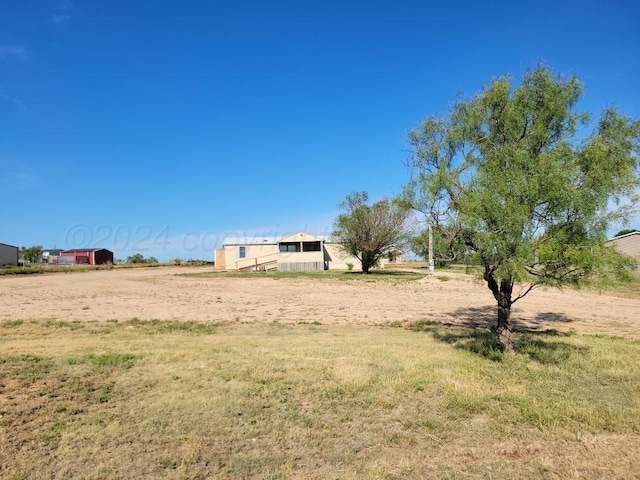 view of yard featuring a rural view