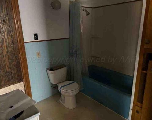 1035 N Duncan St, Pampa, TX 79065 - bathroom with shower / tub combo and vanity