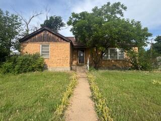 1035 N Duncan St, Pampa, TX 79065 - view of front of home featuring a front lawn