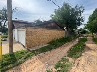 1035 N Duncan St, Pampa, TX 79065 - view of side of property featuring a garage and driveway