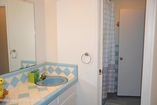 bathroom with backsplash and vanity