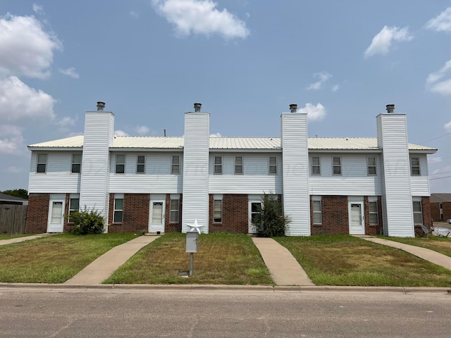 view of front facade featuring a front yard