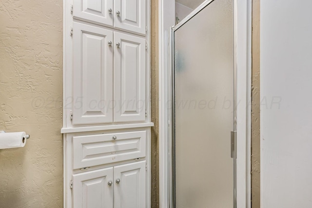 interior details featuring a textured wall