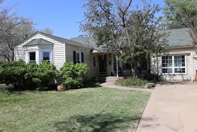 ranch-style home featuring a front yard