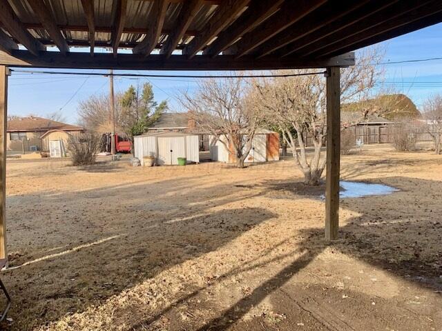 view of yard with a shed