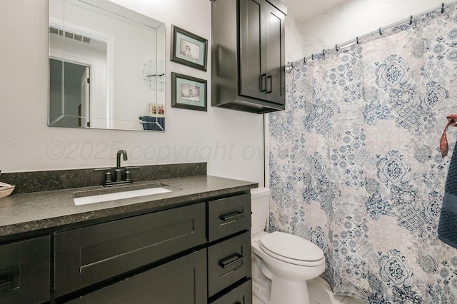 full bathroom with a shower with curtain, vanity, and toilet