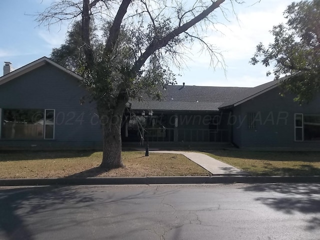 ranch-style house featuring a front lawn