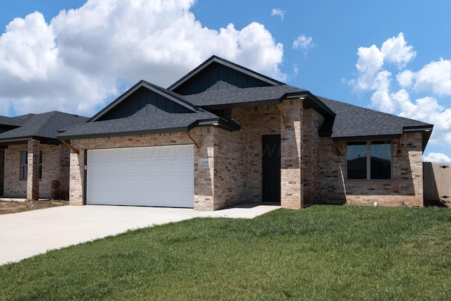 view of front facade with a garage and a front yard