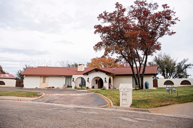 view of front facade featuring a front lawn