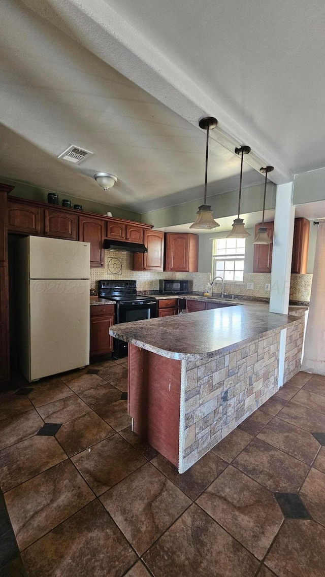 1300 Patton Cir, Borger, TX 79007 - kitchen with freestanding refrigerator, black range with electric stovetop, decorative backsplash, decorative light fixtures, and under cabinet range hood