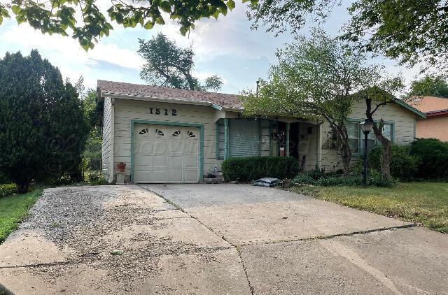 1512 Maple St, Amarillo, TX 79107 - ranch-style house featuring an attached garage and driveway