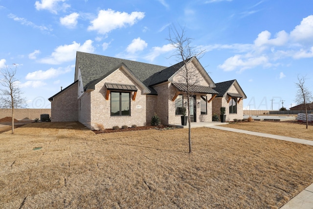 view of front facade with a front yard