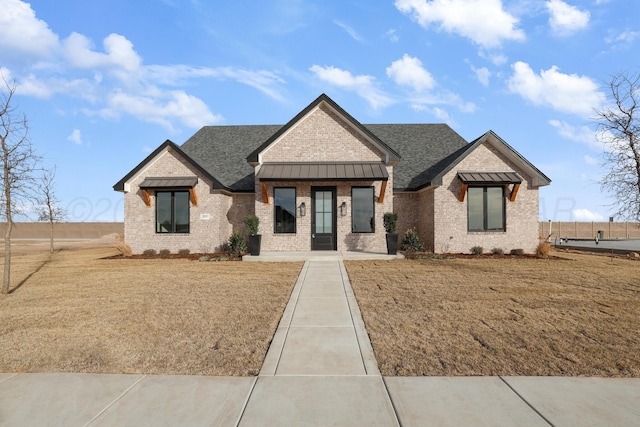 view of front facade featuring a front yard