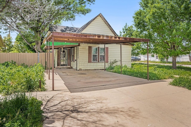 102 S Sumner St, Pampa, TX 79065 - view of front facade featuring fence and a detached carport