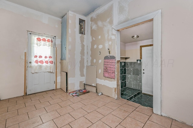102 S Sumner St, Pampa, TX 79065 - view of tiled entrance foyer