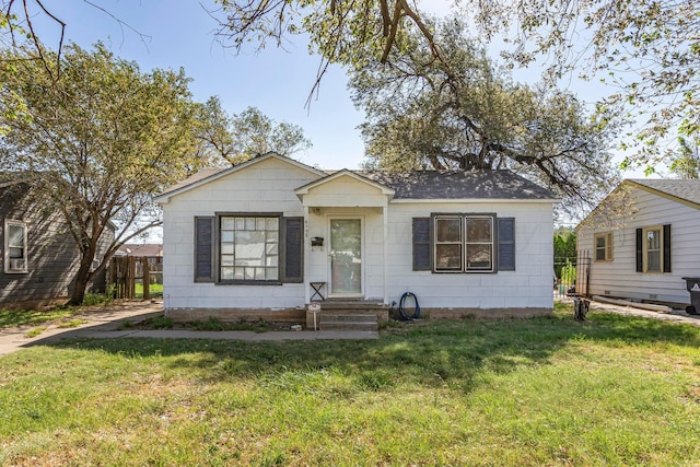 view of front of house featuring a front yard