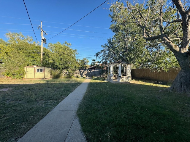 view of yard featuring a storage shed