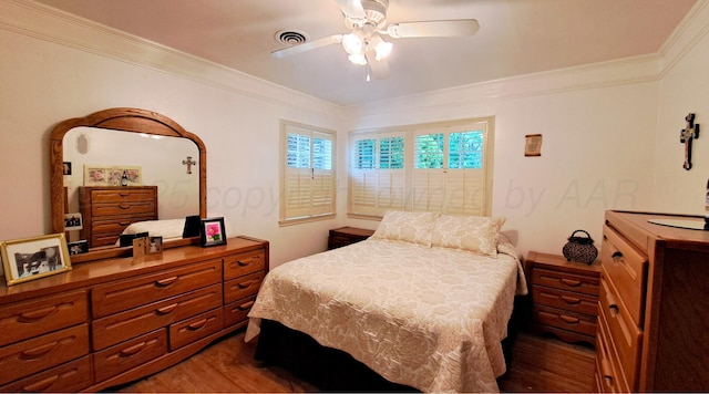 907 Cherry Ave, Dalhart, TX 79022 - bedroom featuring wood finished floors, crown molding, and ceiling fan