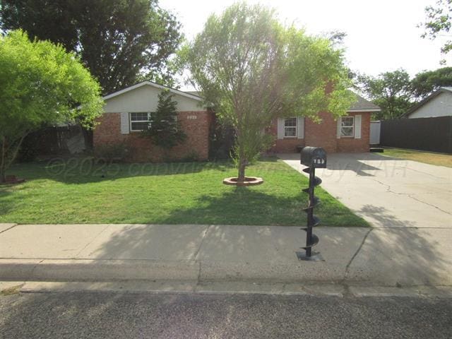 single story home with a front yard