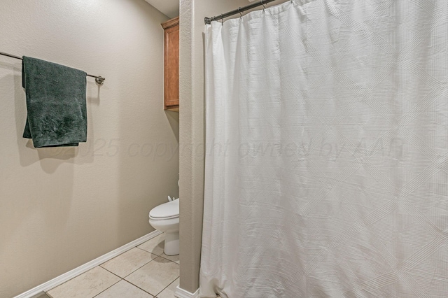 8508 Littlerock Dr, Amarillo, TX 79118 - bathroom with tile patterned flooring, toilet, baseboards, and a shower with shower curtain