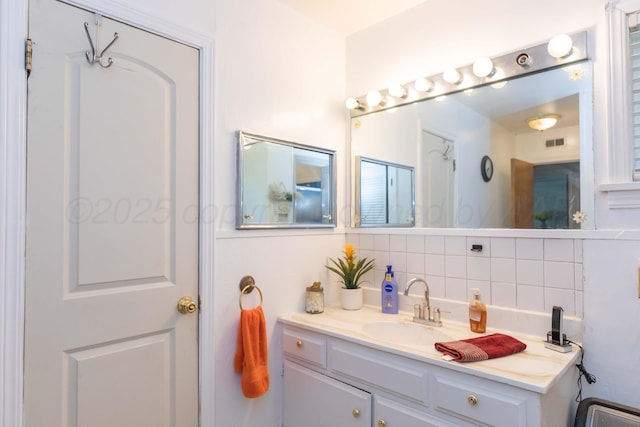 2041 S Travis St, Amarillo, TX 79109 - bathroom featuring tasteful backsplash and vanity