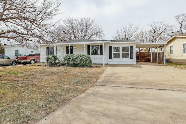 view of front of house with driveway, a carport, and a front yard