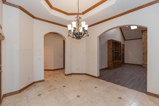 spare room featuring crown molding and an inviting chandelier