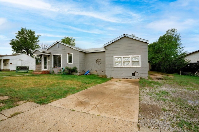 713 N Dwight St, Pampa, TX 79065 - view of front of property featuring a front yard