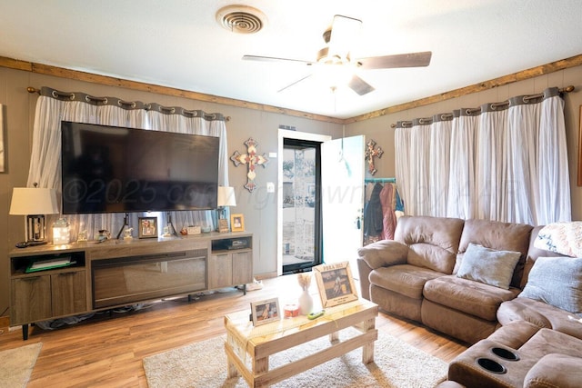 713 N Dwight St, Pampa, TX 79065 - living room with ceiling fan, visible vents, and light wood-style flooring