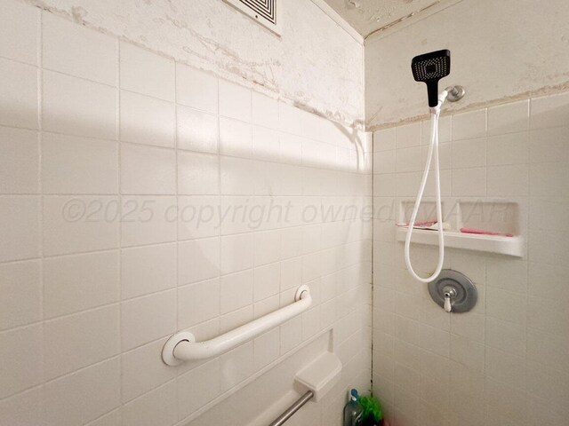713 N Dwight St, Pampa, TX 79065 - bathroom with a tile shower