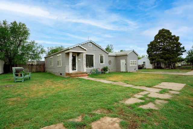 713 N Dwight St, Pampa, TX 79065 - bungalow-style house featuring fence and a front lawn