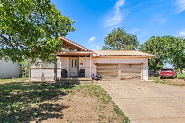 view of front facade featuring a garage and a front lawn