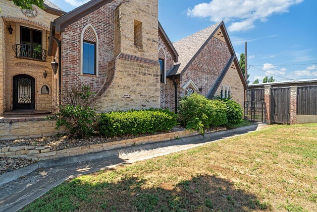 4 Kingsridge Pl, Amarillo, TX 79106 - view of front of home featuring brick siding and a front yard