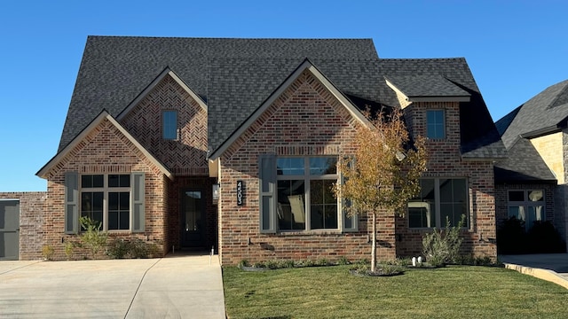 view of front of property featuring a front lawn