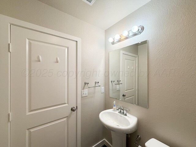 5012 Locker St, Amarillo, TX 79118 - half bathroom featuring a sink and a textured wall