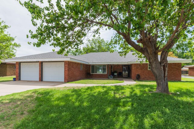 407 Thompson Ln, Canyon, TX 79015 - ranch-style house featuring a front yard, brick siding, a garage, and driveway