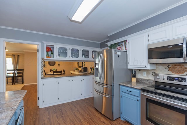 407 Thompson Ln, Canyon, TX 79015 - kitchen with stainless steel appliances, crown molding, white cabinetry, backsplash, and dark wood-style floors