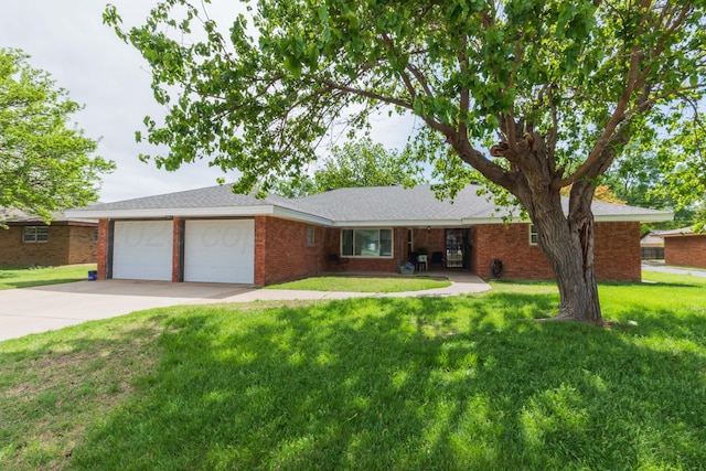 407 Thompson Ln, Canyon, TX 79015 - ranch-style home featuring a front yard, brick siding, driveway, and a garage