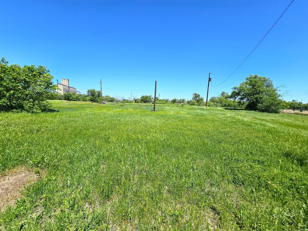 516 W Elm Ave, Pampa, TX 79065 - photo 1
