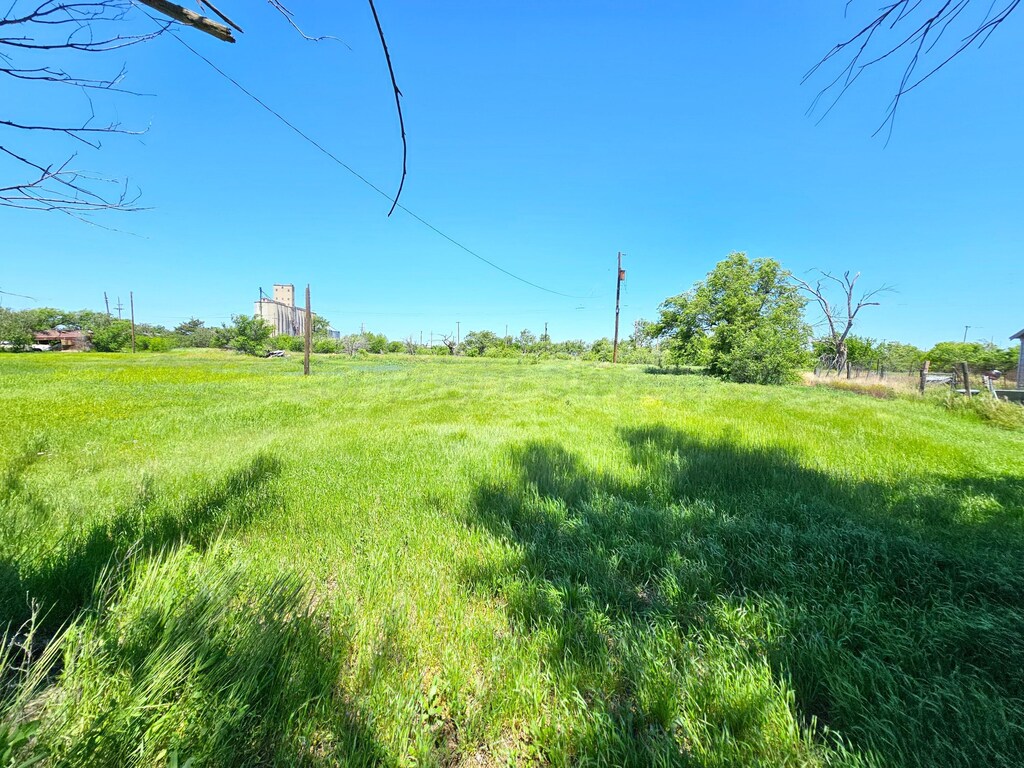 516 W Elm Ave, Pampa, TX 79065 - photo 2