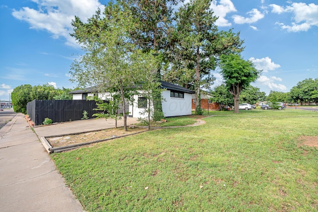 3701 Westlawn Ave, Amarillo, TX 79102 - view of yard featuring concrete driveway