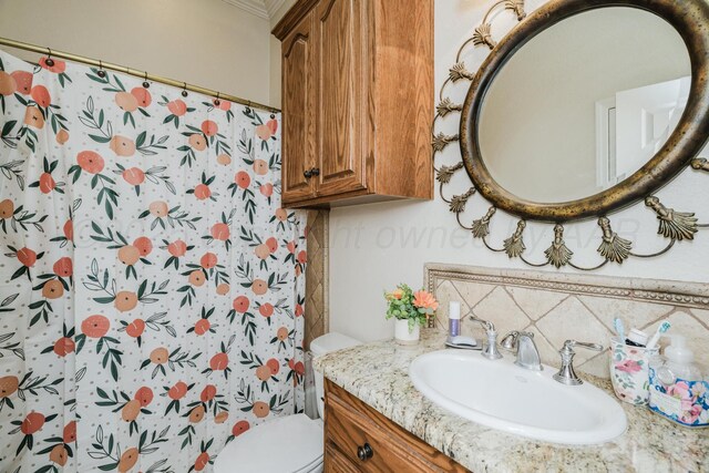 212 Cimarron St, Borger, TX 79007 - full bath featuring tasteful backsplash, vanity, toilet, a shower with shower curtain, and crown molding