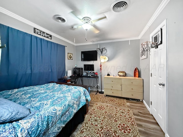 424 Santa Fe St, Borger, TX 79007 - bedroom with wood finished floors, crown molding, baseboards, and ceiling fan
