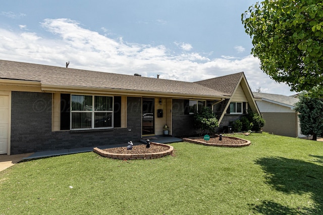 ranch-style home featuring a front lawn