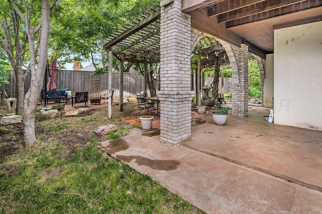 7402 Lynnlee Pl, Amarillo, TX 79121 - fenced backyard featuring a patio and a pergola