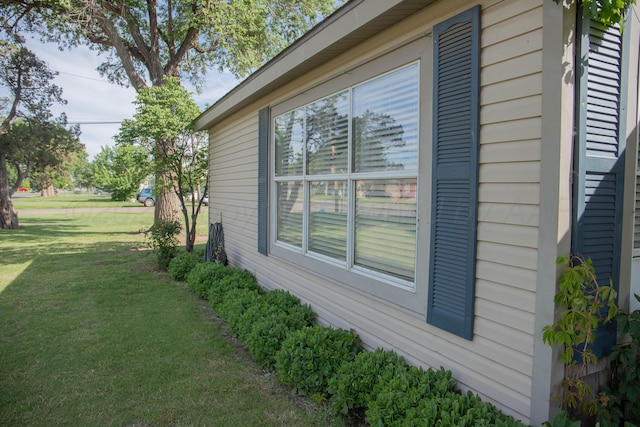 400 W 7th St, Panhandle, TX 79068 - view of side of property with a lawn