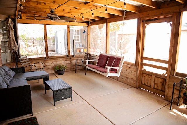 sunroom with ceiling fan