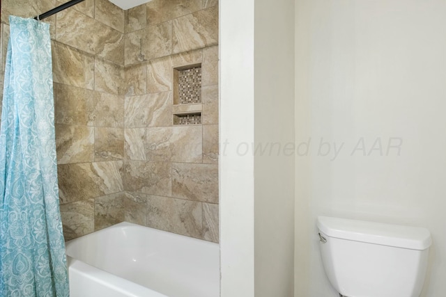 118 Galahad St, Borger, TX 79007 - bathroom featuring shower / tub combo and toilet