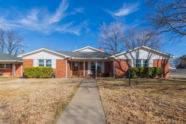 single story home featuring a front yard