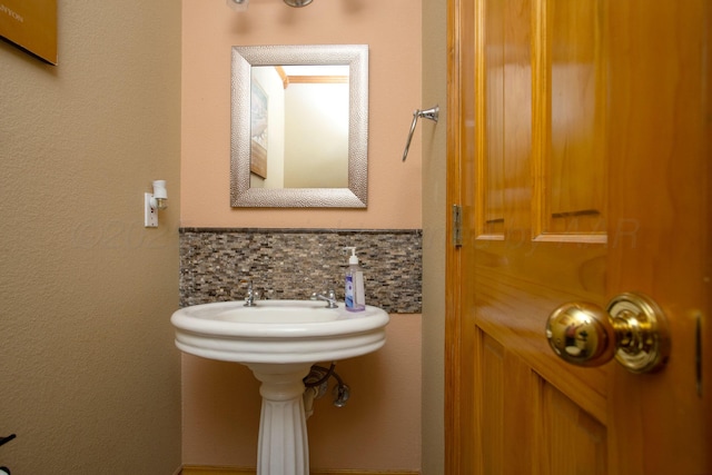 2900 Teckla Blvd, Amarillo, TX 79106 - bathroom featuring decorative backsplash and a sink